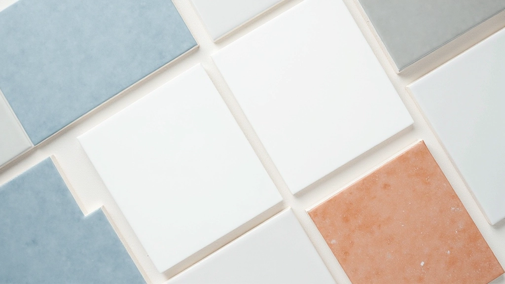 Amostra de azulejos em tons de azul, branco, cinza e terracota, representando a paleta portuguesa clássica